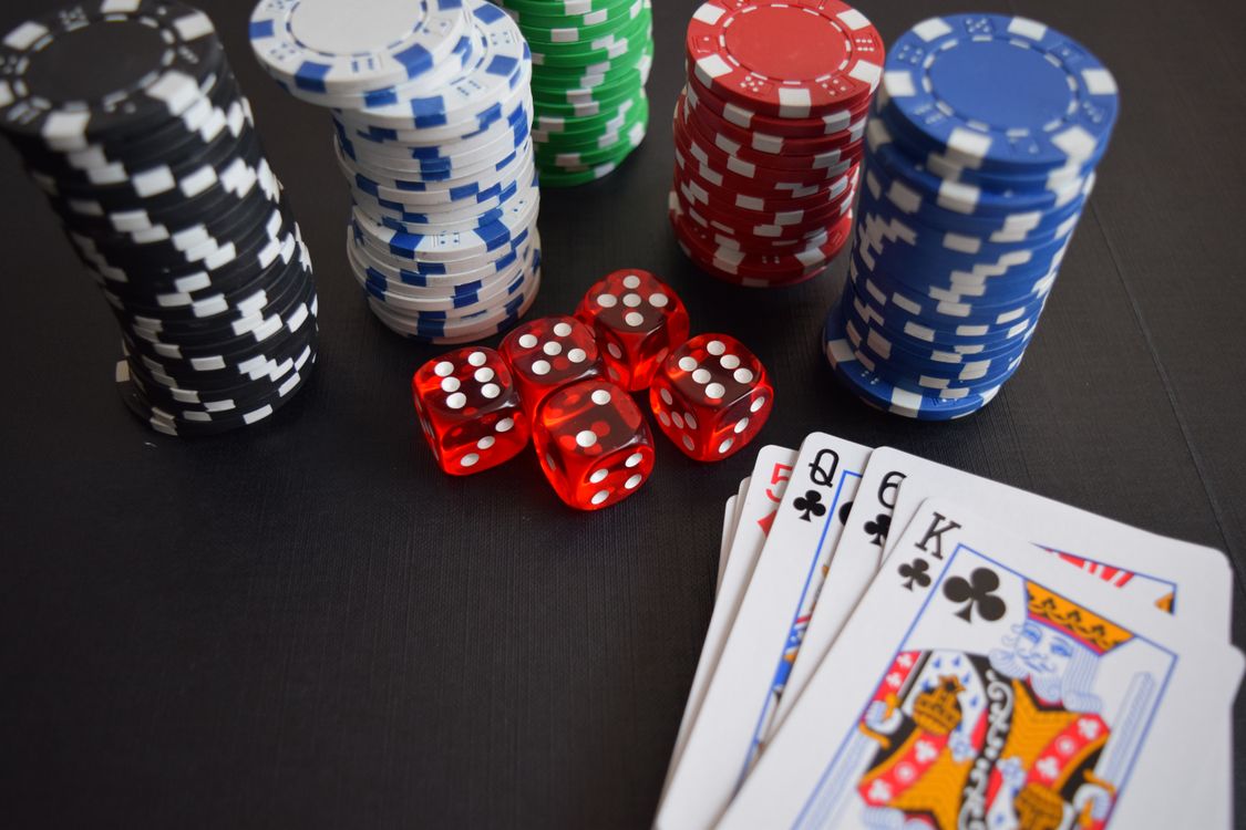 Xúc xắc, quân bài và chip poker trên bàn casino