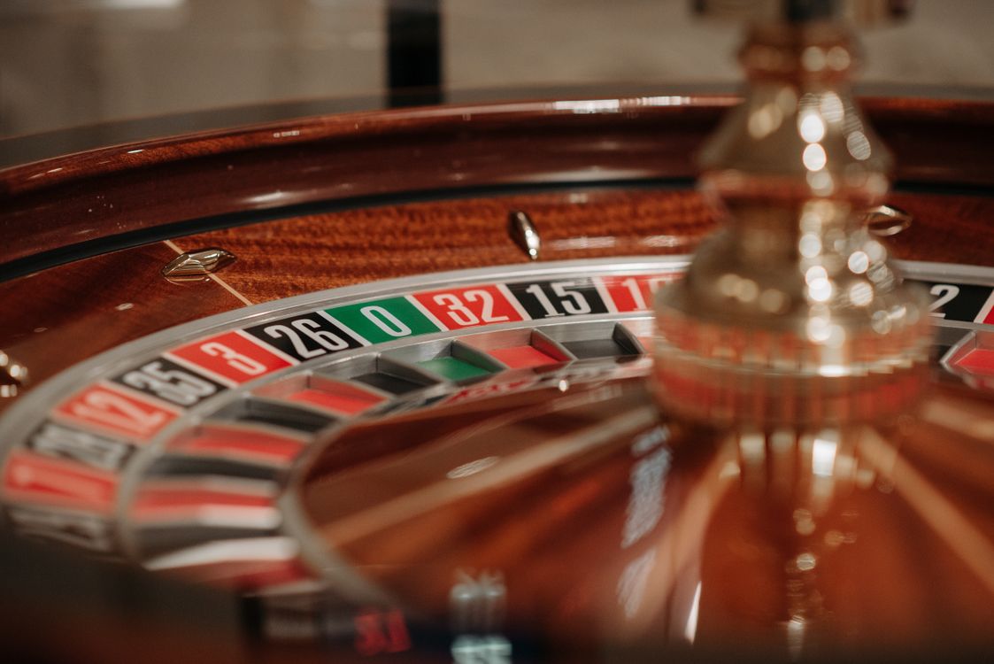 Bánh xe roulette trong casino với các ô số được đánh dấu rõ ràng
