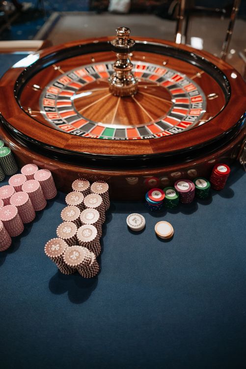 Bàn roulette với các chồng chip poker trên bàn casino
